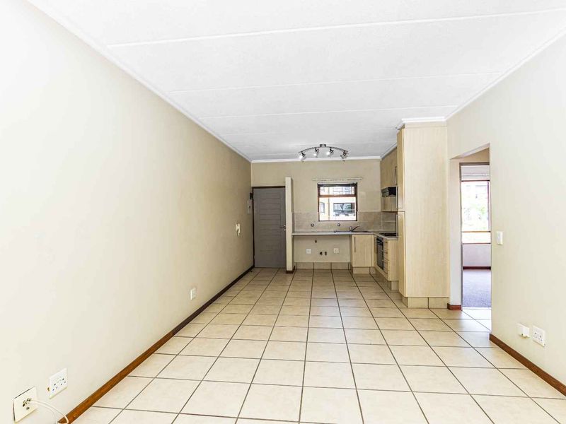 Charming 2 Bedroom Apartment in Secure Complex - Photo 6