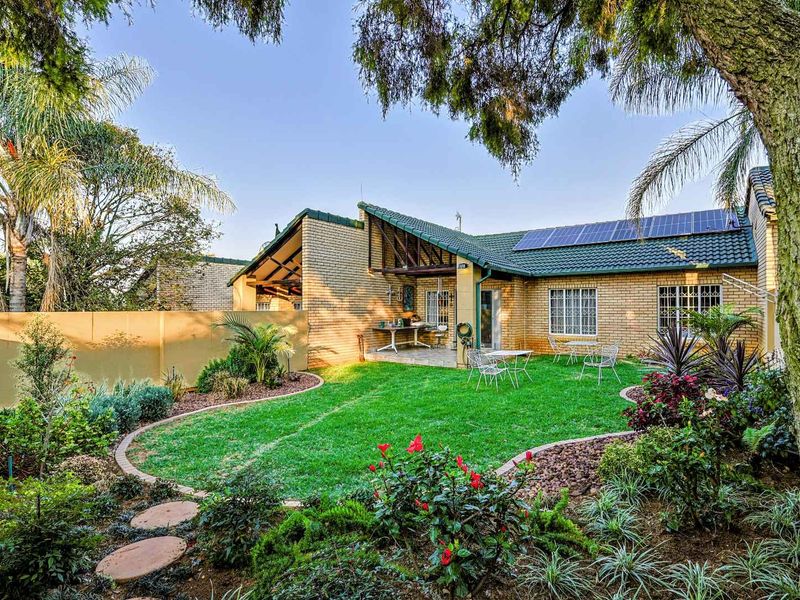 Elegant 3-Bedroom Modern Home with Solar in a Exquisite Moreleta Park Estate - Photo 2