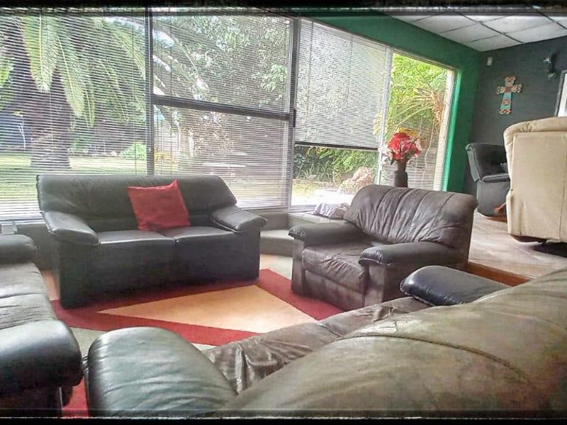 Modern 5 Bedroom Family House For Sale - Grootfontein - Photo 4