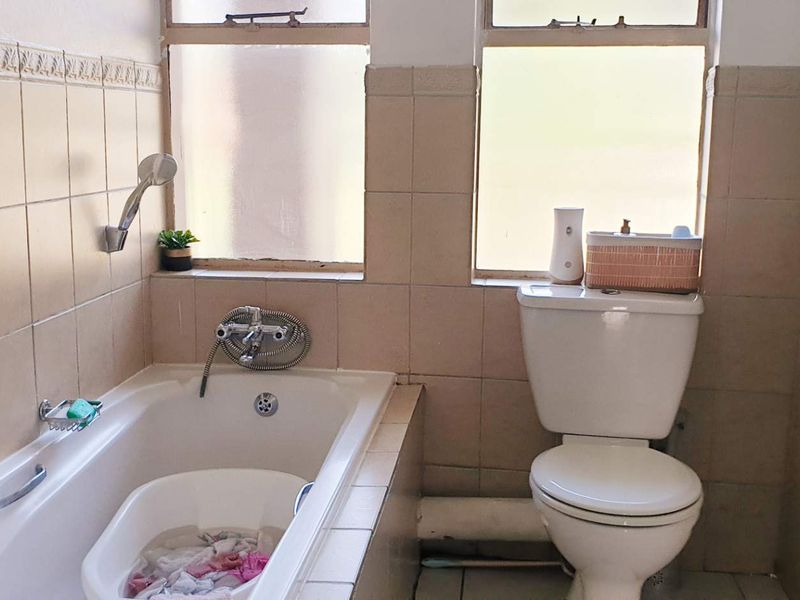 Charming Apartment Offering Comfortable Living - Photo 8