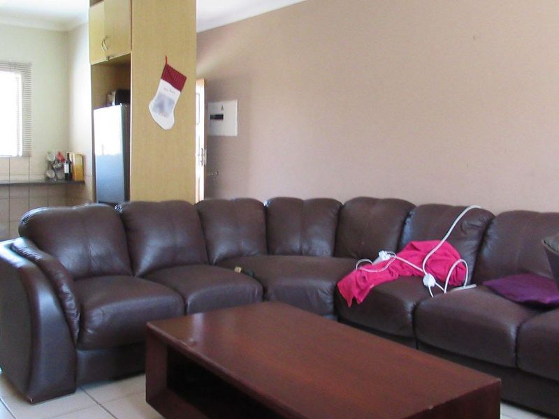 Modern 2-Bedroom Townhouse in Meredale for Sale - Photo 4