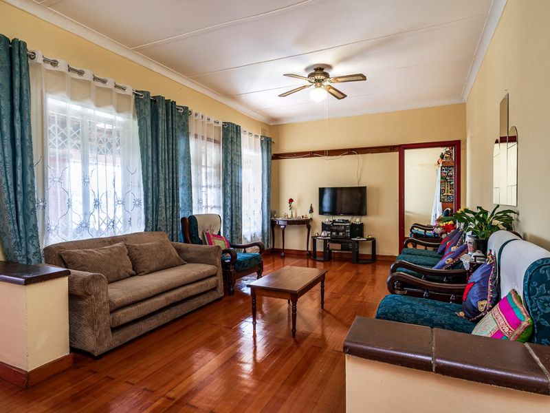 Don't miss out on this spacious, freestanding family home! - Photo 6