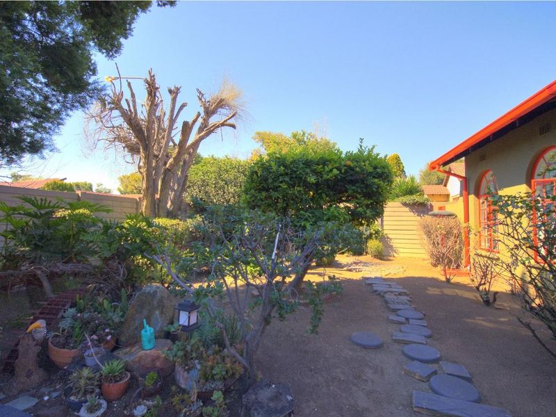 Renovated Beauty in Park-like gardens - Photo 9