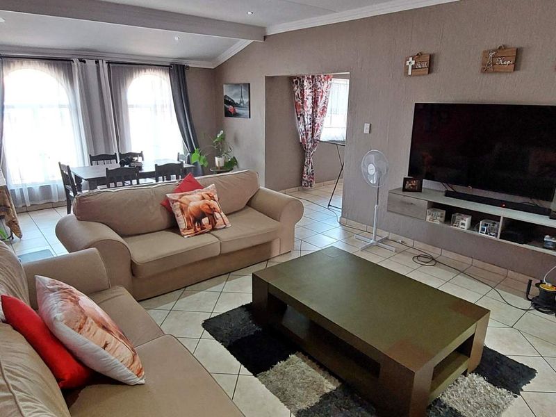 Pet Friendly 2 Bedroom Unit, in Town. - Photo 3