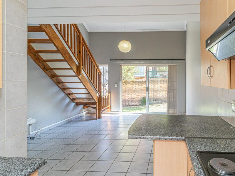 3 Bedroom 2 Bathroom Duplex Townhouse For Sale in Wilgeheuwel - Photo 8