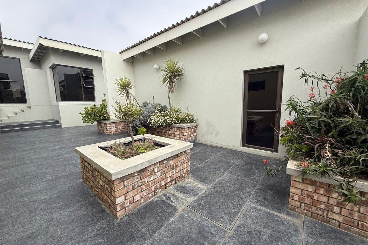 FOR SALE- 3 BEDROOM HOUSE IN OCEAN VIEW SWAKOPMUND, NAMIBIA - Photo 4