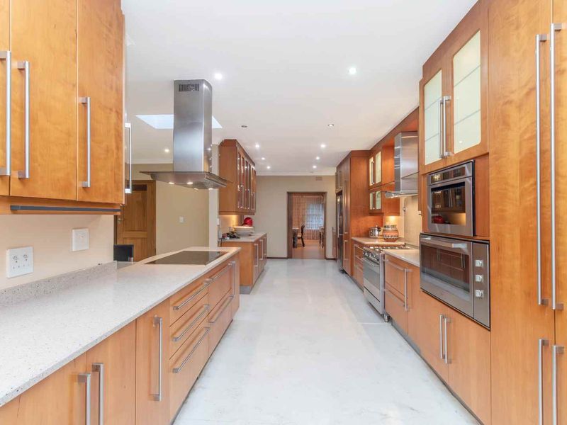 Spectacular 5 Bed, 5 Bath House in Sought after area in Sandon - Photo 4