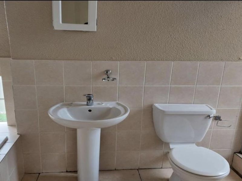 Secure & Serene Living: 2-Bedroom Apartment in Honeydew - Photo 6