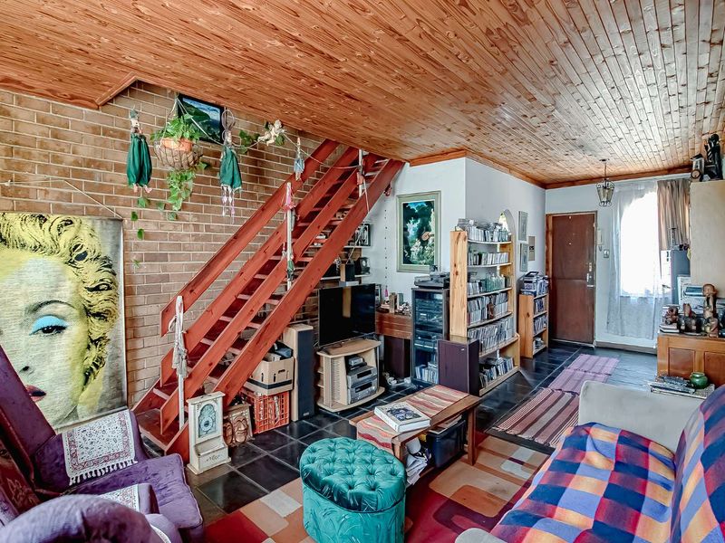 Attractive townhouse with potential. - Photo 6