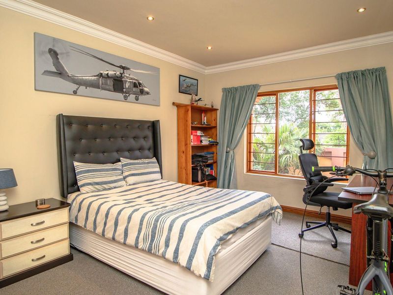 Gorgeous Tuscan style 4 Bedroom home in Lakefield  Benoni - Photo 10