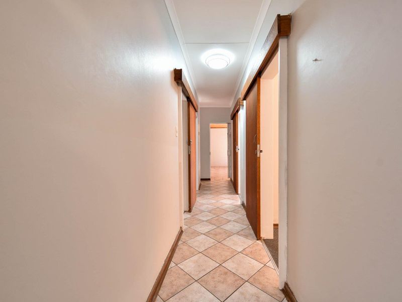 Four Bedroom home in a boomed-off, security estate - Moreleta Park - Photo 9