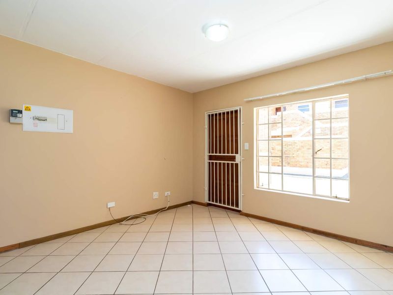 NEAT 2 BED 2 BATH APPARTMENT. SUITABLE FOR A SMALL FAMILY . - Photo 9