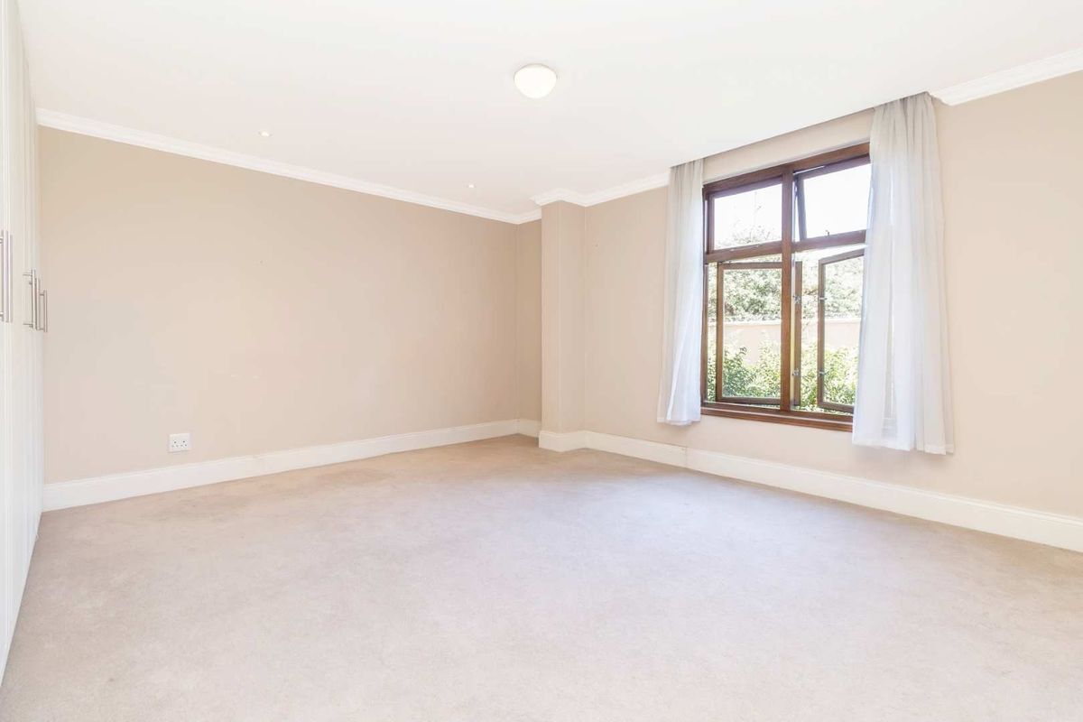 GRAND, STYLISH APARTMENT IN A PRESTIGEOUS MATURE LIFESTYLE COMMUNITY - Photo 4