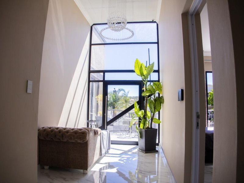 Spacious Family Home on large erf! - Photo 4