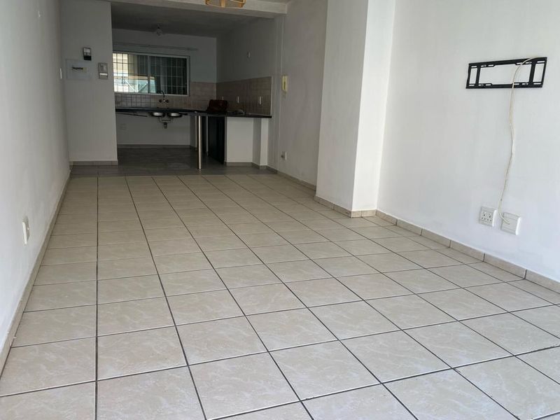 3 Bedroom Ground Floor Unit For Sale - Photo 6