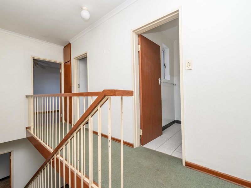 Spacious Duplex Apartment In Sought  After Consulate Place - Photo 5