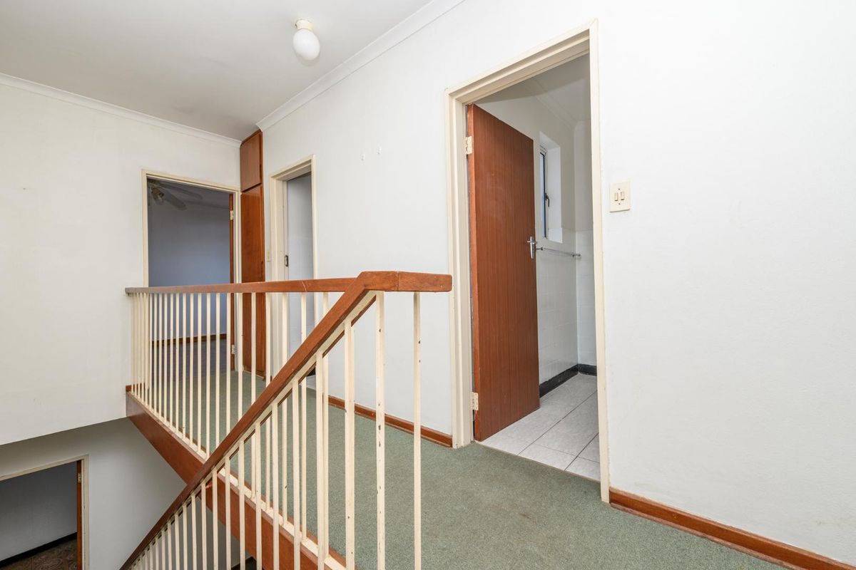 Spacious Duplex Apartment In Sought  After Consulate Place - Photo 5