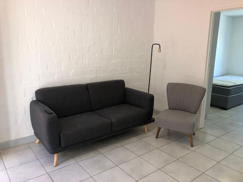 Beautifully renovated and furnished 2 Bed 1 Bath Apartment open plan living area with kitchenette - Photo 9