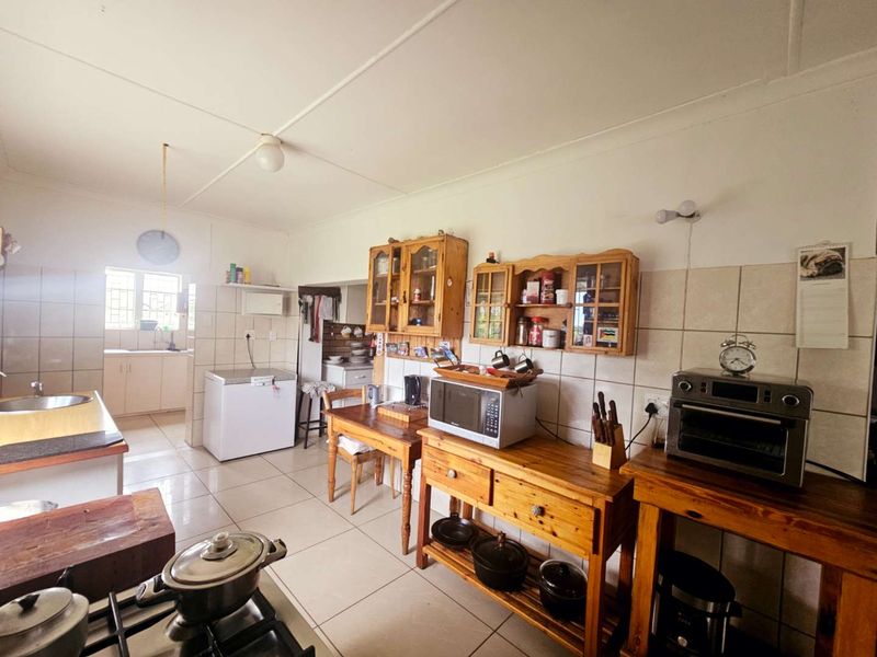 **Charming Two-Bedroom, Two-Bathroom Home with Versatile Living Spaces** - Photo 7