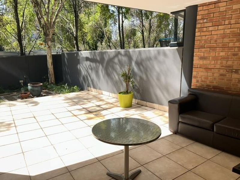 MODERN EXECUTIVE 2 BED 2.5 BATH FURNISHED GARDEN APARTMENT BENMORE - Photo 2