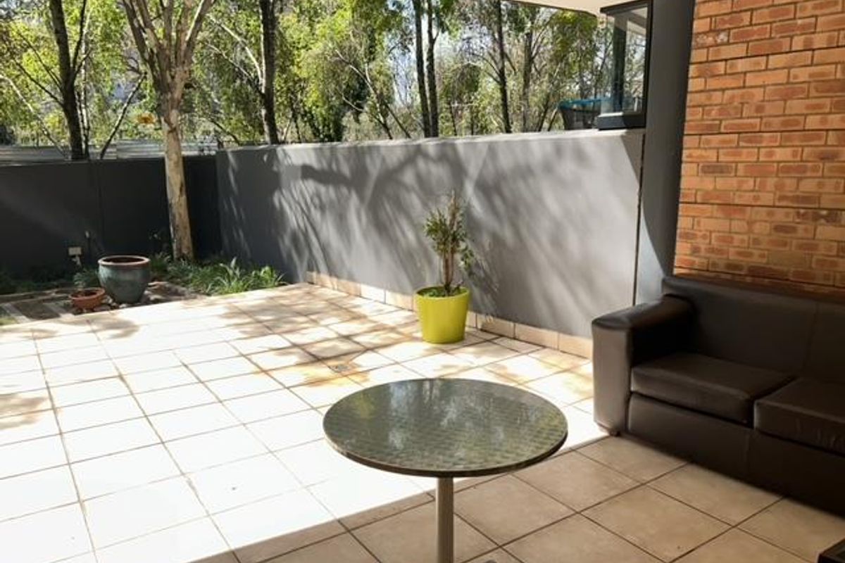 MODERN EXECUTIVE 2 BED 2.5 BATH FURNISHED GARDEN APARTMENT BENMORE - Photo 2