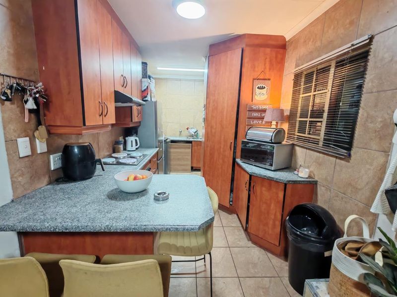 A SPACIOUS TOWNHOUSE - Photo 2