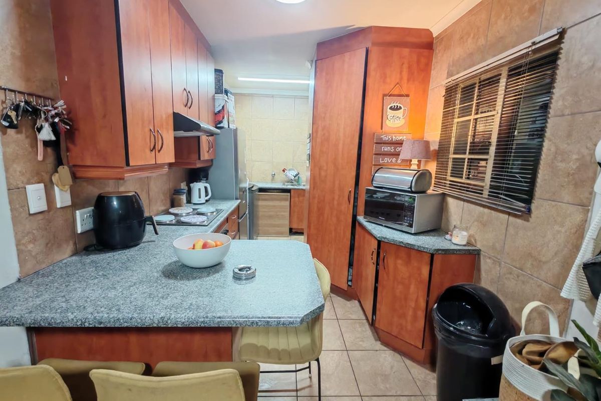 A SPACIOUS TOWNHOUSE - Photo 2