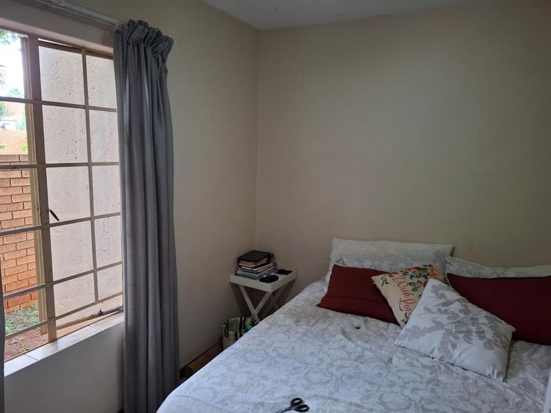 Two bedroom apartment in secure complex - Photo 10
