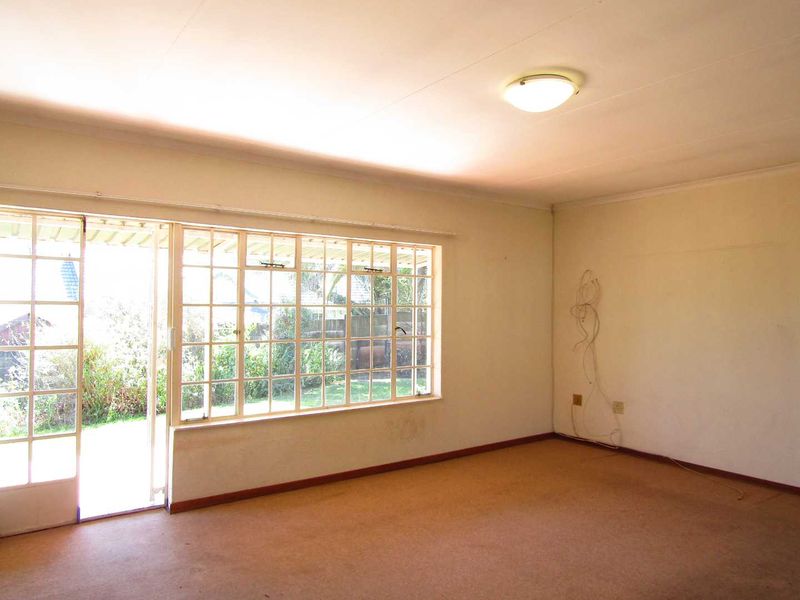 Charming Life Rights Home in Secure Retirement Village - Photo 2