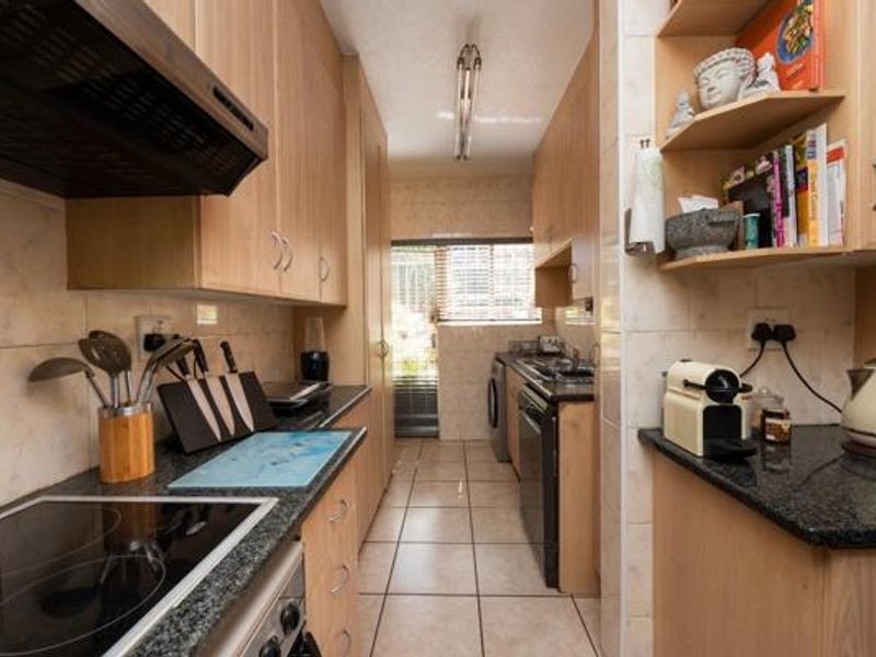 3 Bedroom Family Home in a Secure Glenvista Gardens Complex - Photo 10