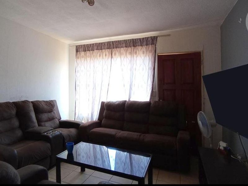 Charming Family Home with Ample space and Ideal Location - Photo 9