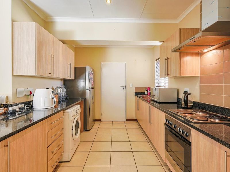 BRIGHT AND SPACIOUS TWO-BEDROOM HOME IN MOOIKLOOF RIDGE ESTATE - Photo 9