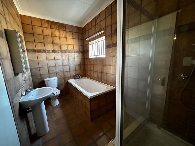 Situated on an erf of more than 2000m2 in an increasingly popular area, this home offers space and comfort. - Photo 5
