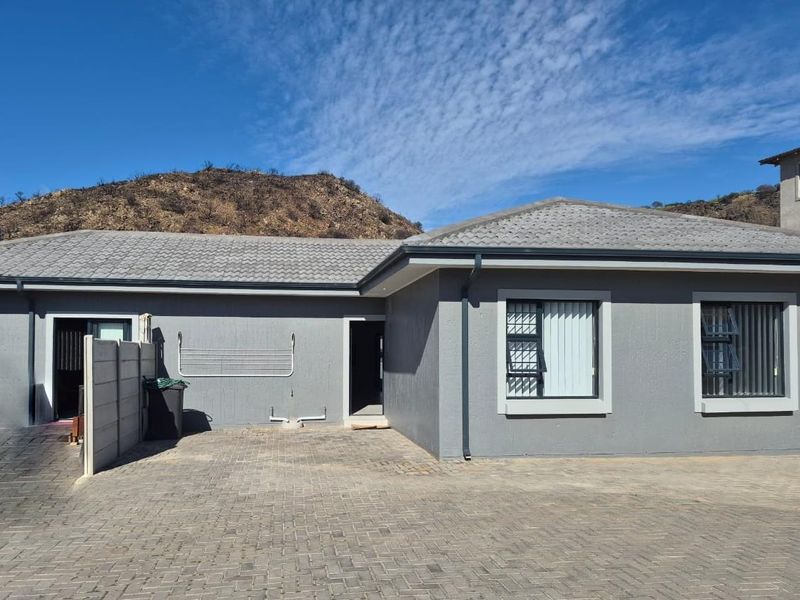 Charming 4-Bedroom Duet in Island View, Mossel Bay - Photo 4