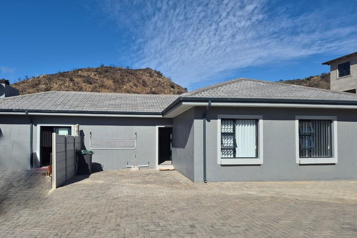 Charming 4-Bedroom Duet in Island View, Mossel Bay - Photo 4