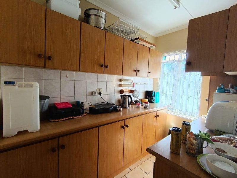 Spacious Family Home with Flatlet & Pool in Prime Fauna Location - Photo 5