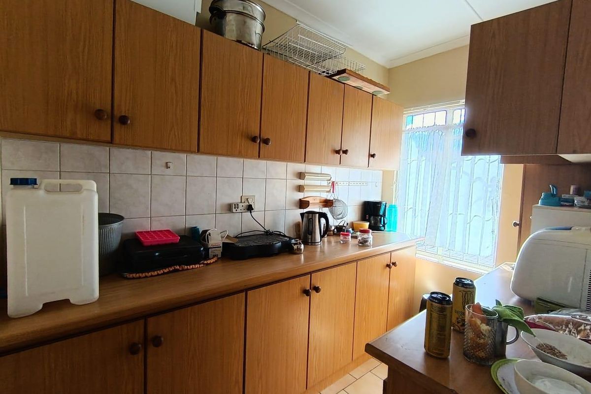 Spacious Family Home with Flatlet & Pool in Prime Fauna Location - Photo 5
