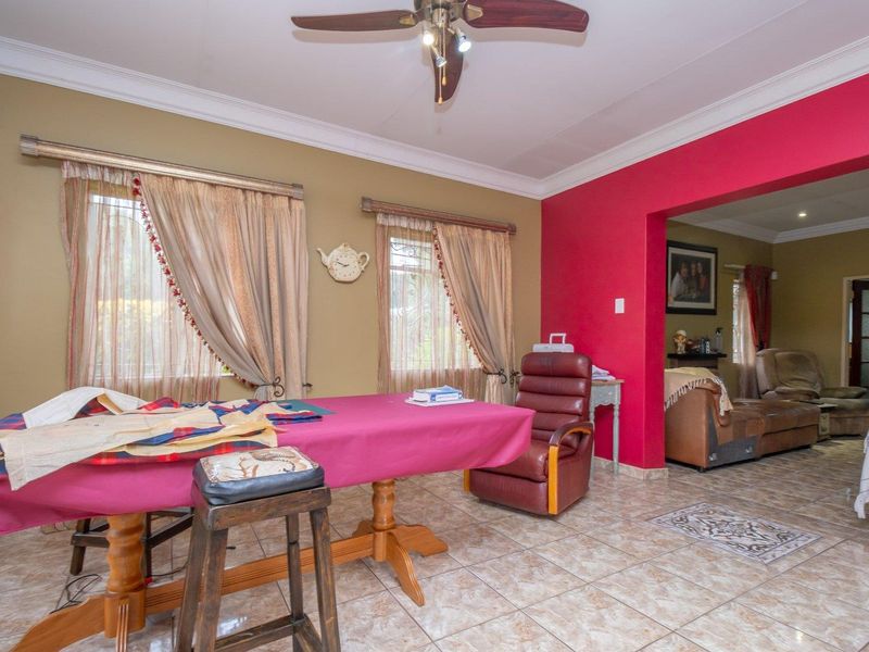 Large family Home in move in condition. - Photo 5