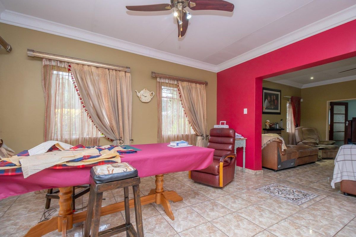 Large family Home in move in condition. - Photo 5
