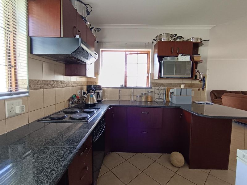 Modern Bayswater Townhouse in Estate : Comfort & Space Await - Photo 4