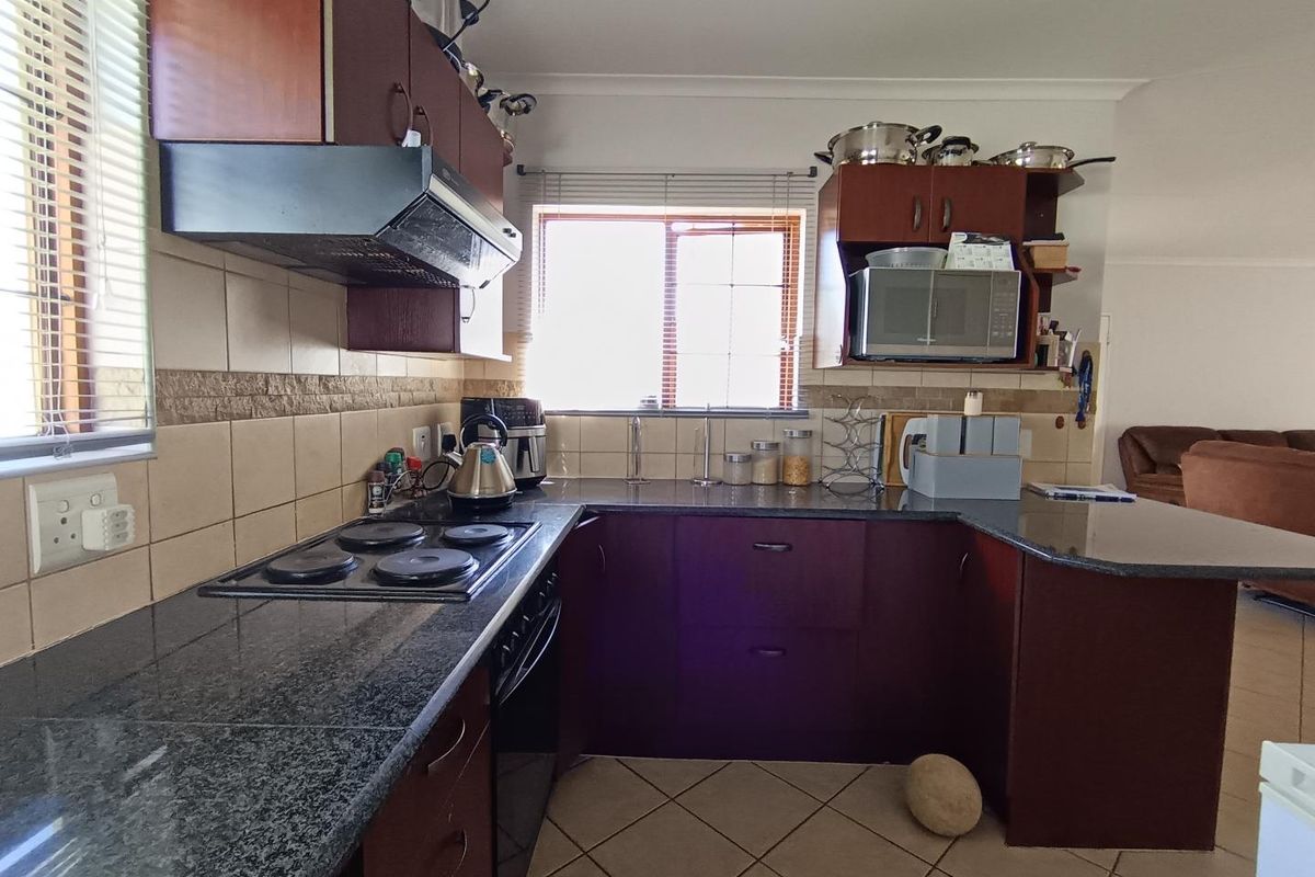 Modern Bayswater Townhouse in Estate : Comfort & Space Await - Photo 4