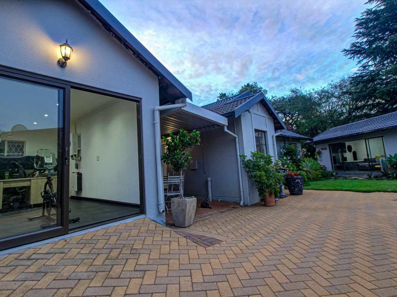 Effortless Elegance: Pool, Jacuzzi, & More - Photo 6