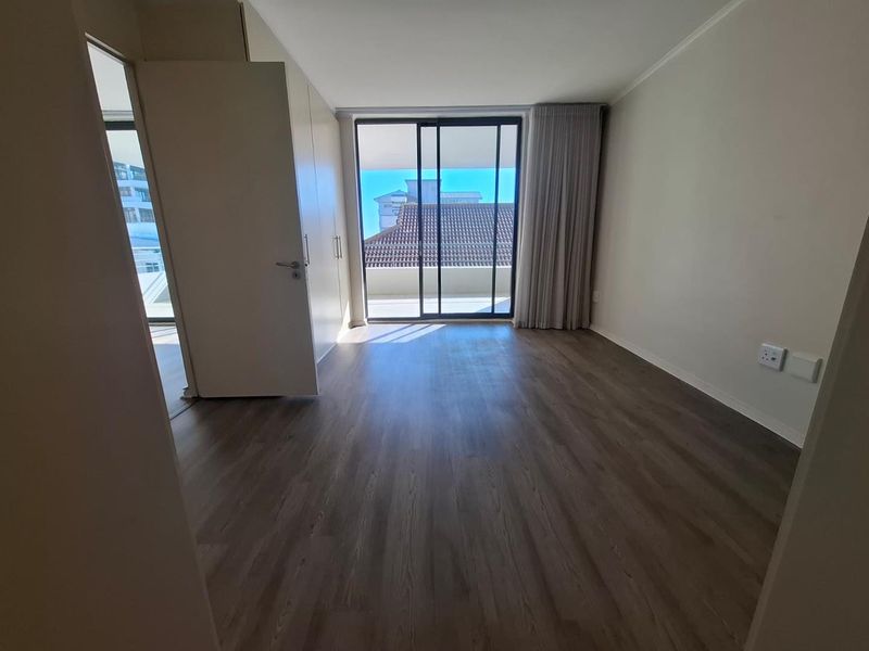 LONG TERM RENTAL - Large unfurnished  2 bedroom apartment in Piazza St John's - Photo 7