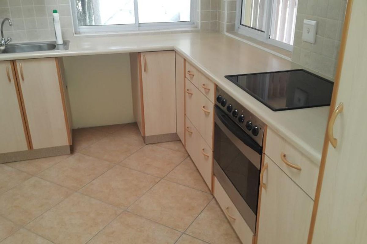 FOR SALE : SPACIOUS 8-BEDROOM HOME IN SWAKOPMUND CENTRAL - Photo 4