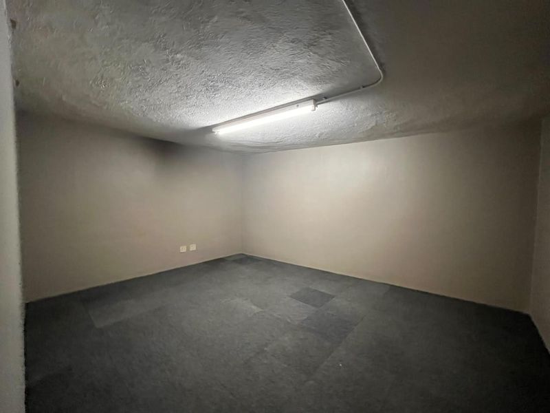 Large Office Block with Ample Parking - Photo 6