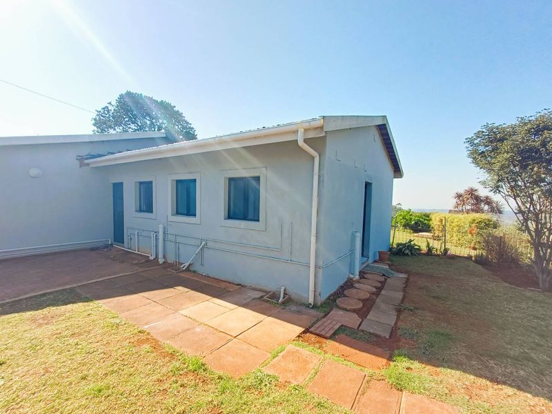 FOR RENT  | Kloof / Wybank  |  Bachelor Apartment
