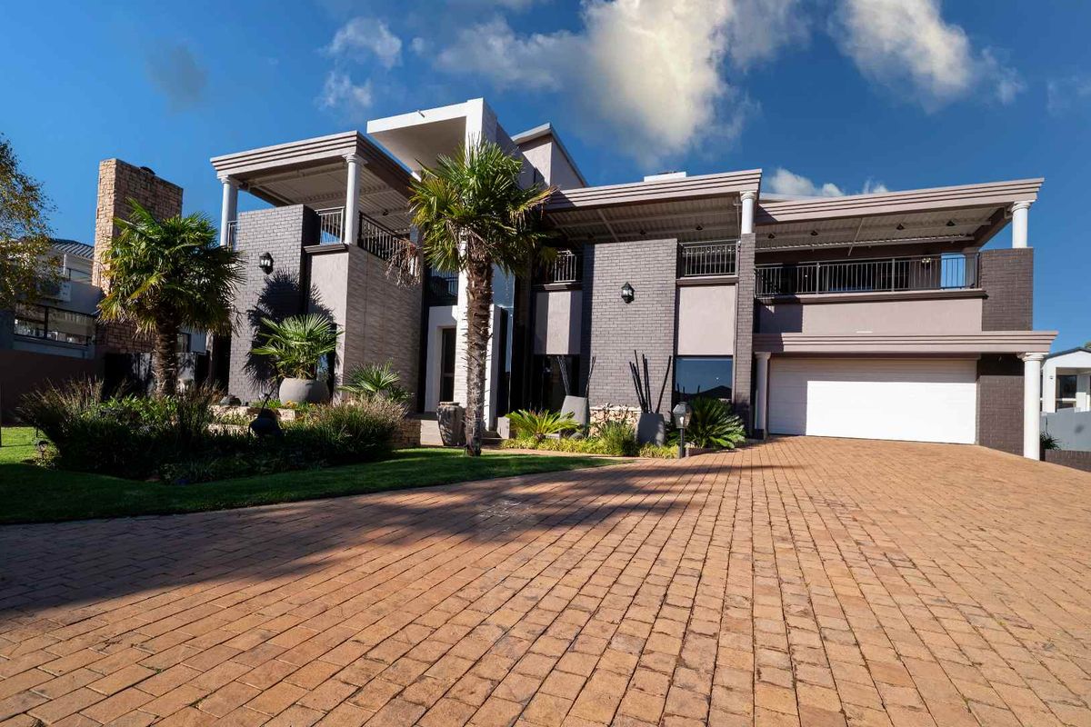 Double-Storey Luxury Masterpiece in Ebotse Golf & Country Estate - Photo 4