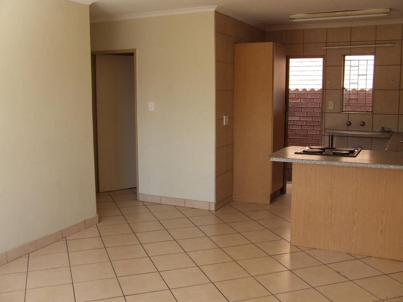 2 BEDROOM TOWNHOUSE TO RENT IN THERESAPARK - Photo 8