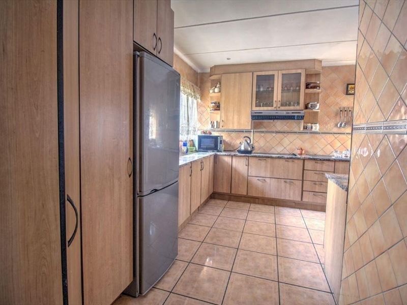 Large family home in an enclose area - Photo 8