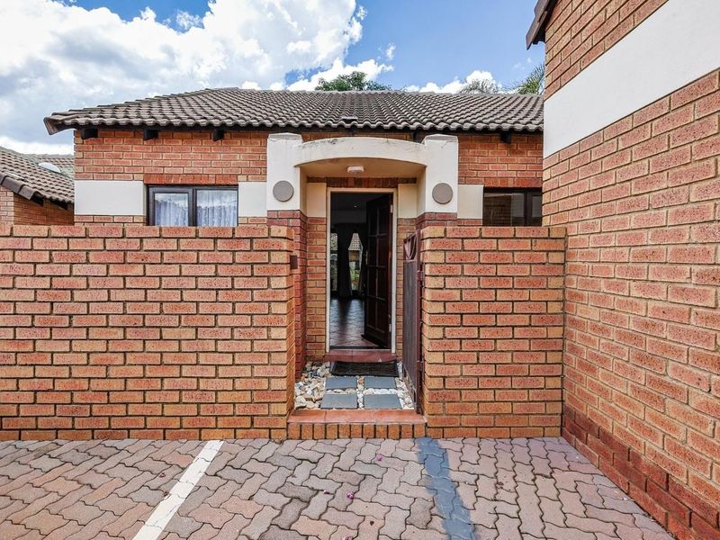 Perfect Mooikloof Ridge Home – Spacious Bedrooms, Big Garden, Great Amenities - Photo 2